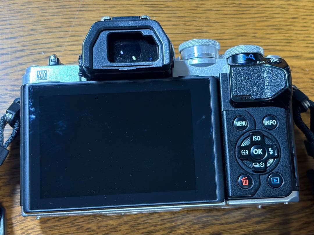 ￼OLYMPUS E-M10 MarkIII ダブルズームレンズキット