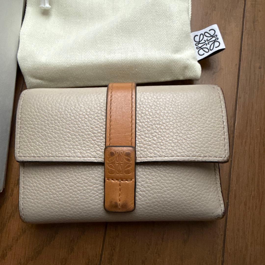 LOEWE ベージュ レザー 三つ折り財布