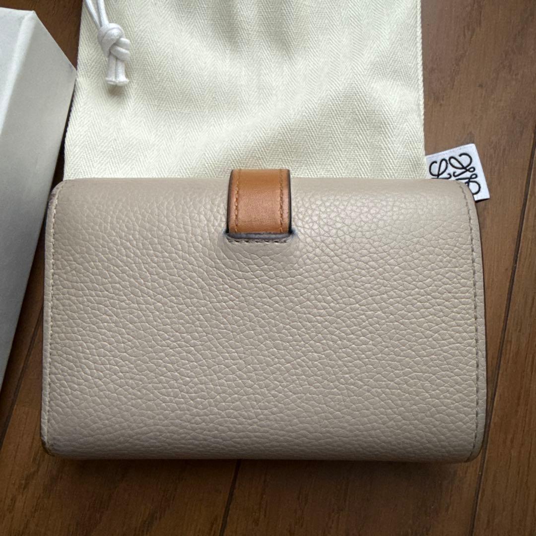 LOEWE ベージュ レザー 三つ折り財布