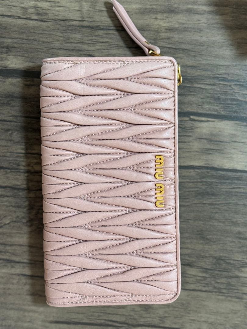 miu miu ピンクレザー財布