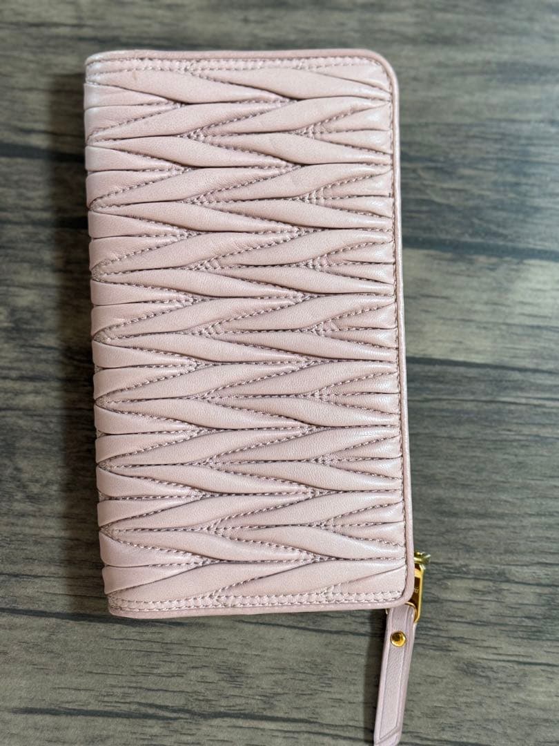 miu miu ピンクレザー財布