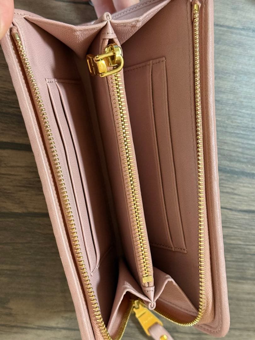 miu miu ピンクレザー財布