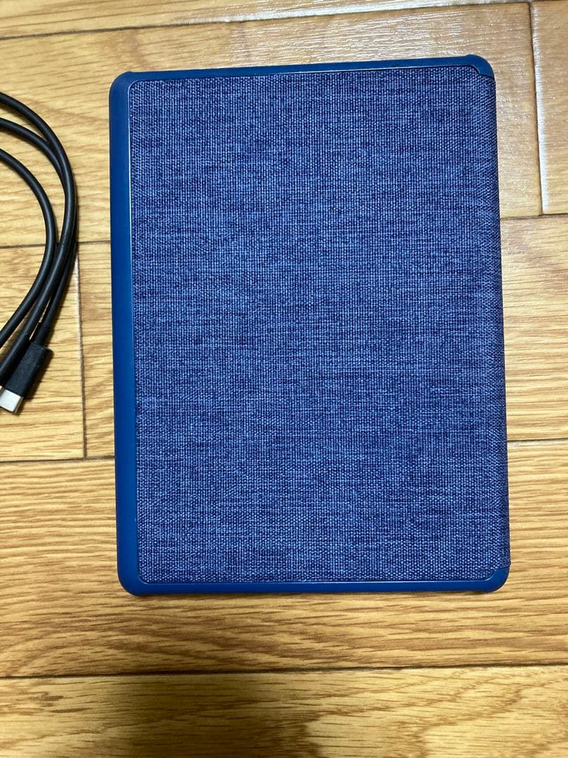 Kindle本体、USBケーブル、デニム調カバー