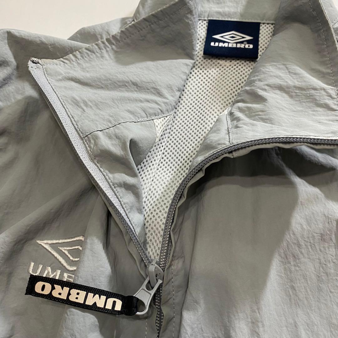 UMBRO アンブロ フリークスストア ナイロン ベスト グレー 短丈