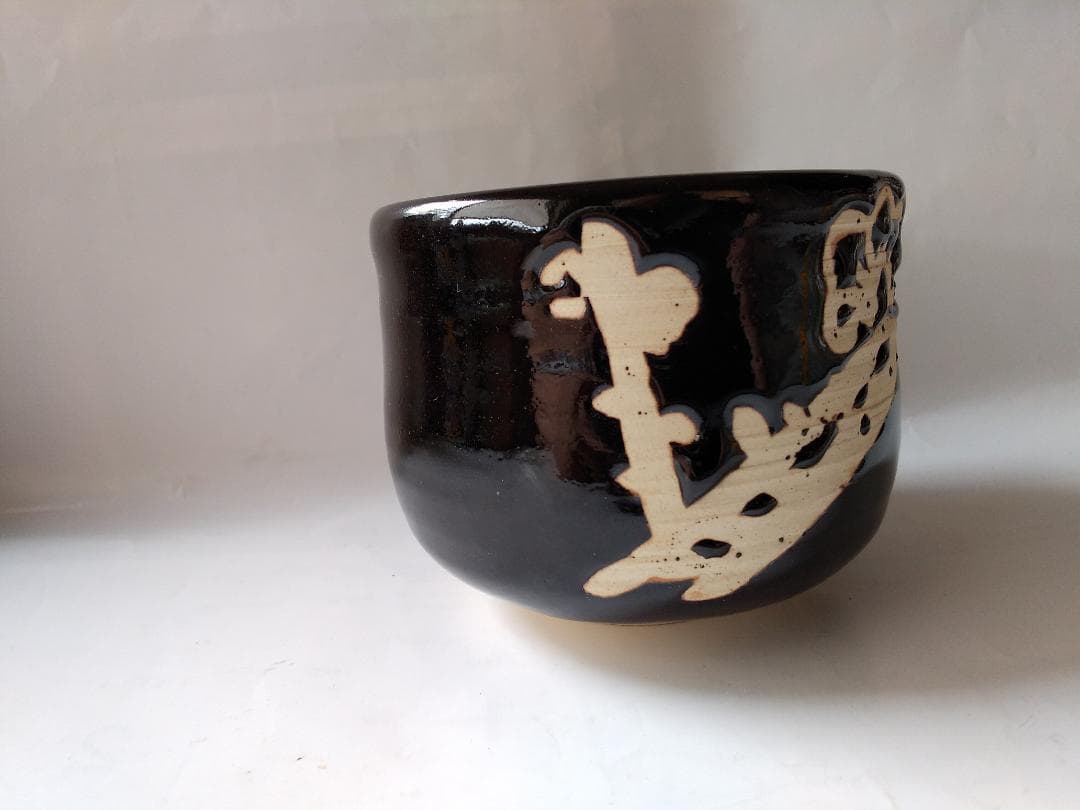 天神窯 岡本欣三 作 天目黒 梅絵 茶碗 茶道具 共箱 栞 美品 です。
