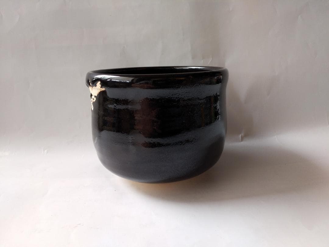 天神窯 岡本欣三 作 天目黒 梅絵 茶碗 茶道具 共箱 栞 美品 です。