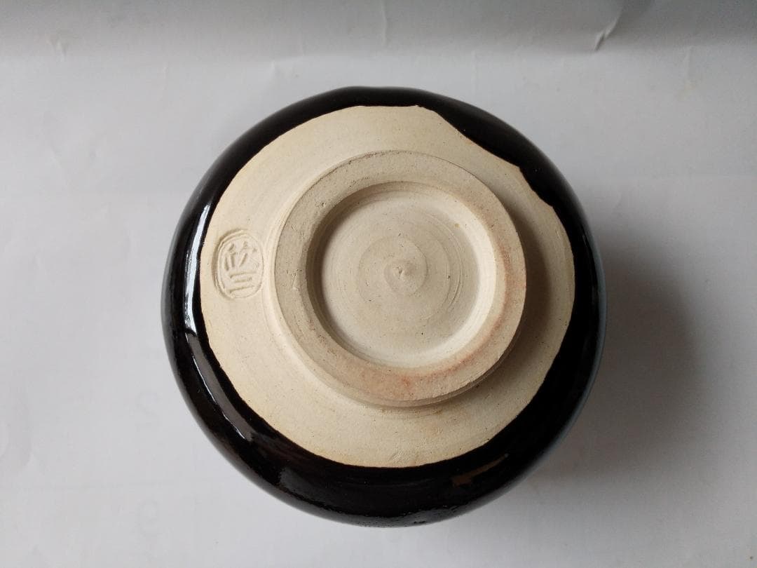 天神窯 岡本欣三 作 天目黒 梅絵 茶碗 茶道具 共箱 栞 美品 です。