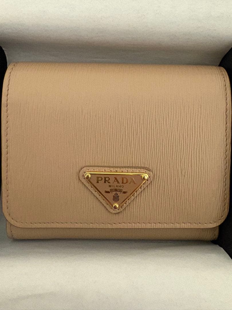 【N.fukaさま】PRADA ベージュ 三つ折り財布