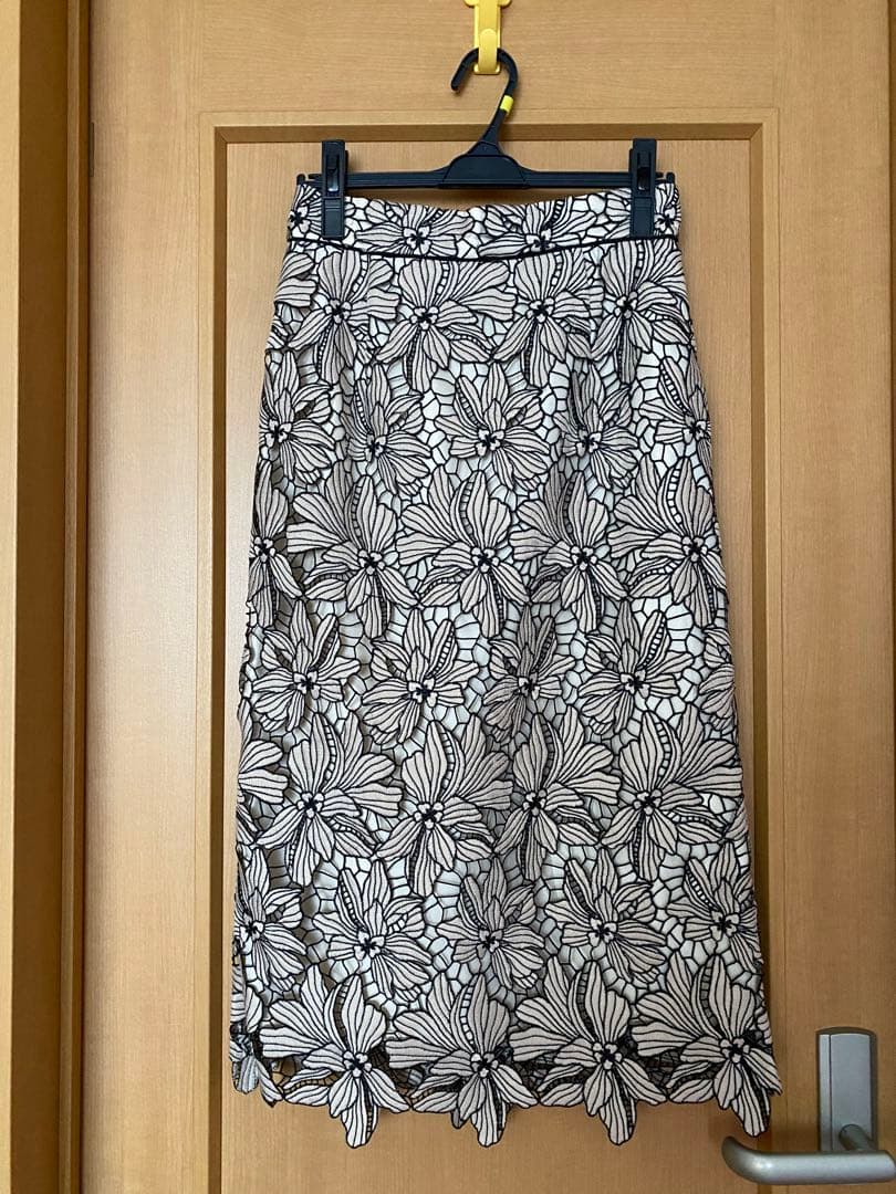 美品♥︎アプワイザーリッシェ　配色大花レースタイトスカート　特殊黒