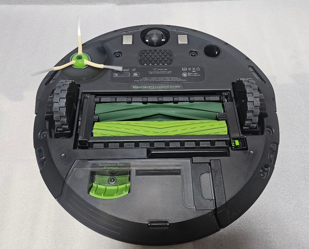 iRobot Roomba i7+ 302531 ロボット掃除機 と付属品。