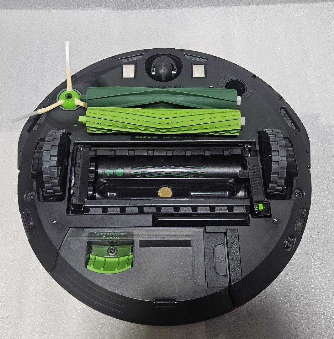 iRobot Roomba i7+ 302531 ロボット掃除機 と付属品。