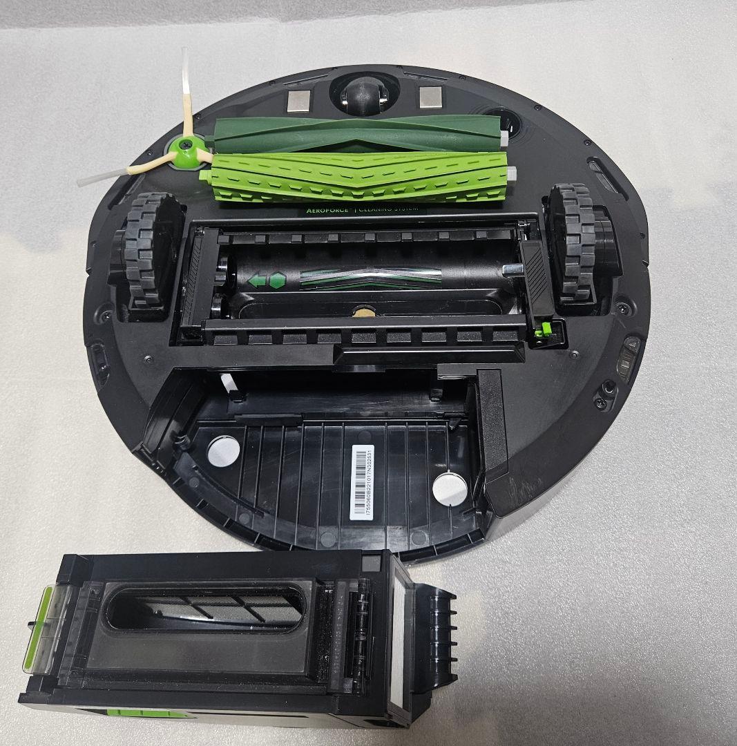 iRobot Roomba i7+ 302531 ロボット掃除機 と付属品。