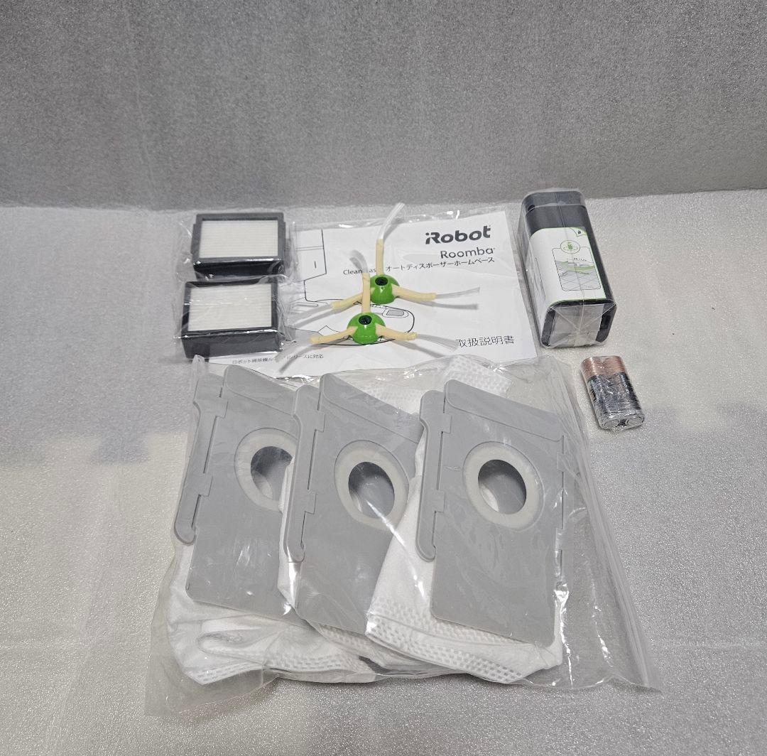 iRobot Roomba i7+ 302531 ロボット掃除機 と付属品。