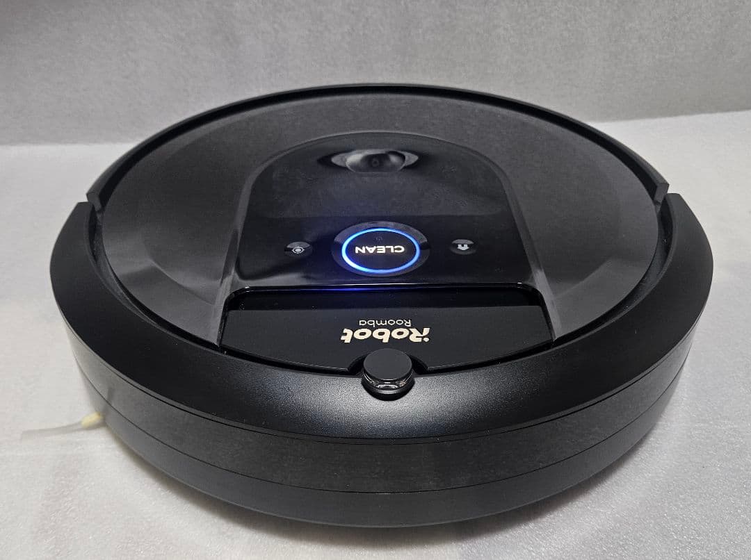iRobot Roomba i7+ 302531 ロボット掃除機 と付属品。