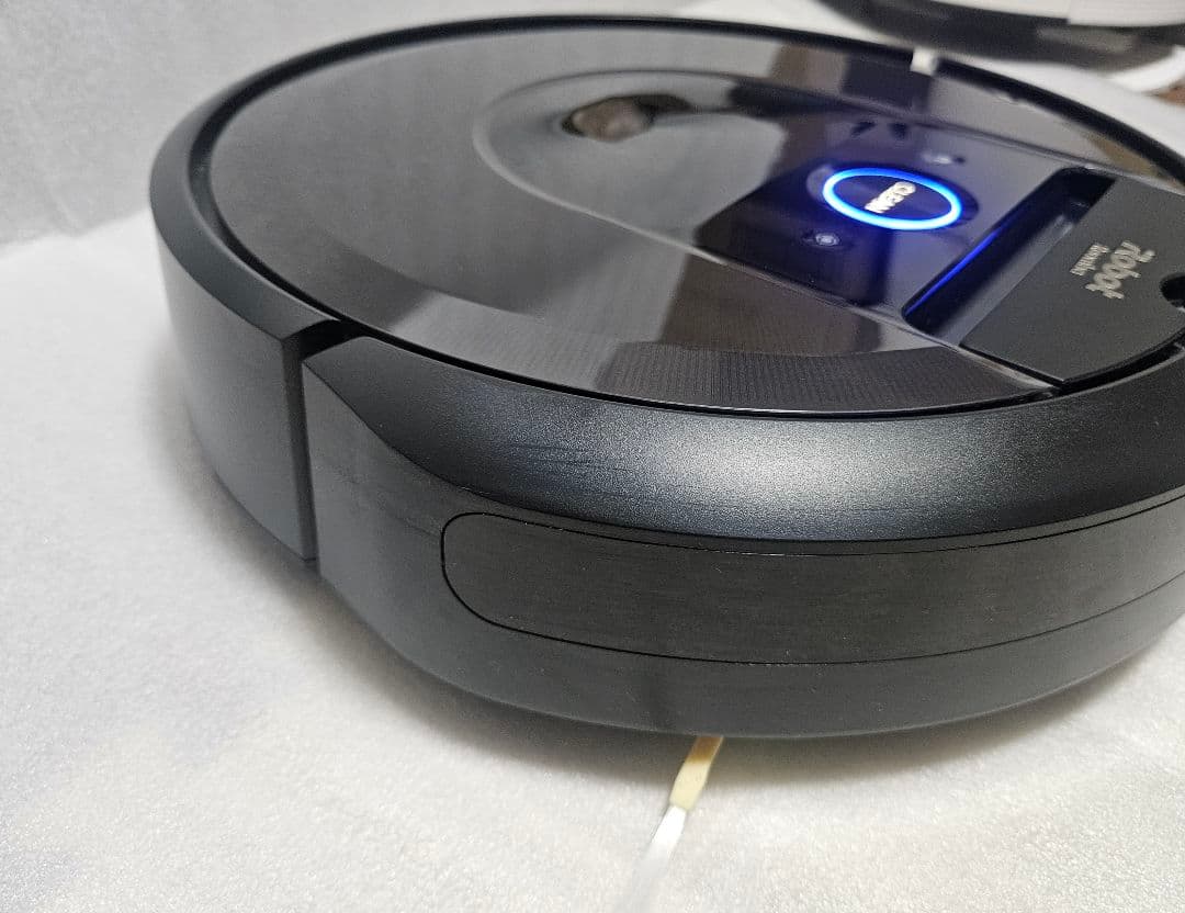 iRobot Roomba i7+ 302531 ロボット掃除機 と付属品。