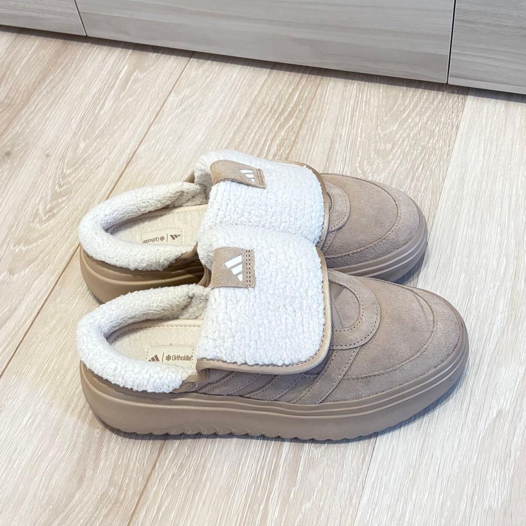 adidas ベージュスリッポン