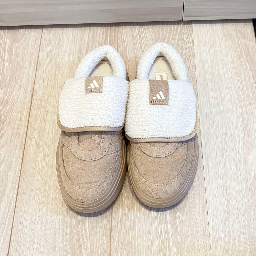 adidas ベージュスリッポン
