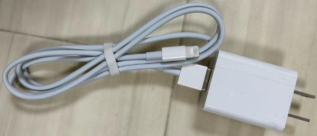 iPad (第７世代) Wi-Fi + Cellular128GBカバー・ペン付