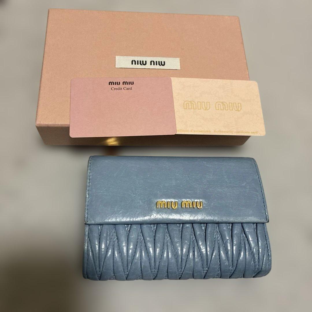 MIU MIUスカイブルー三つ折り財布