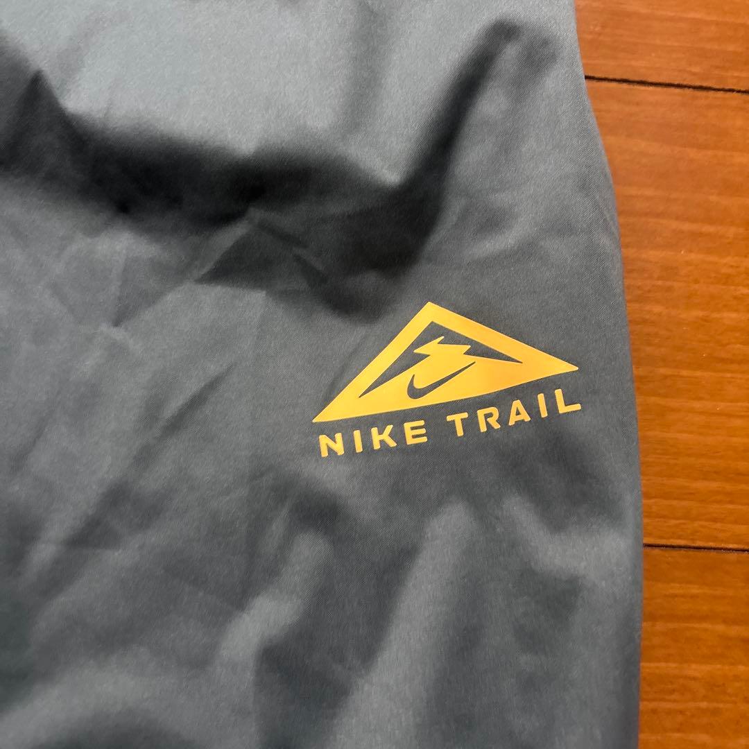Nike Trail ロゴ入りパンツ　カラーグリーン
