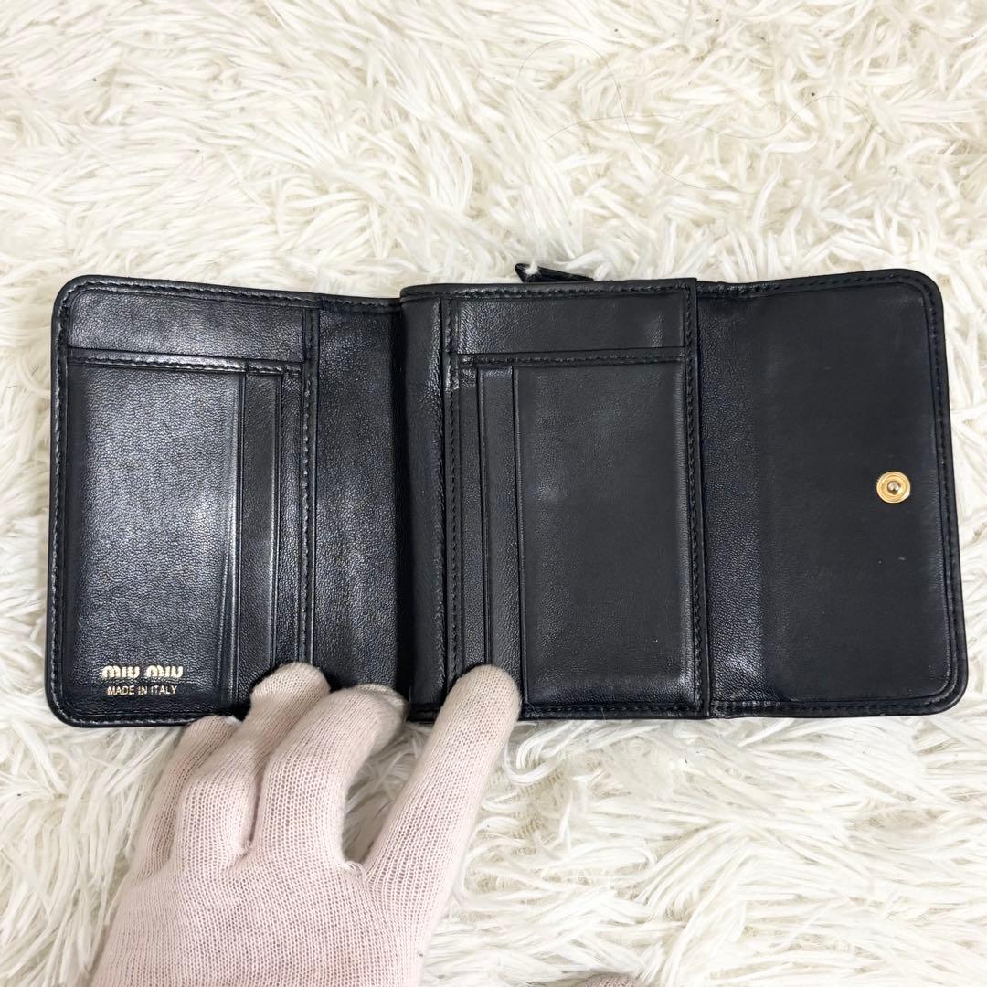 美品✨ミュウミュウ マテラッセ 三つ折り財布 L字 ファスナー ゴールドロゴ 黒