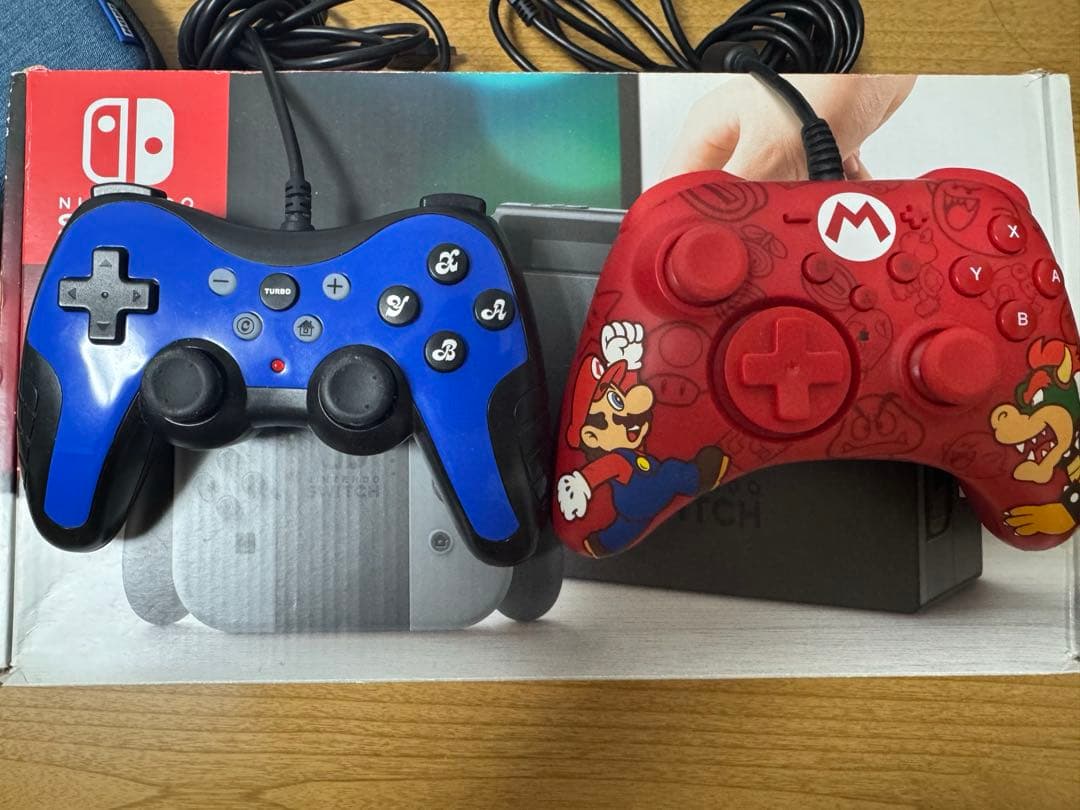 Nintendo Switch 本体、ケース、ホリパット2つ、ジョイコン追加付き