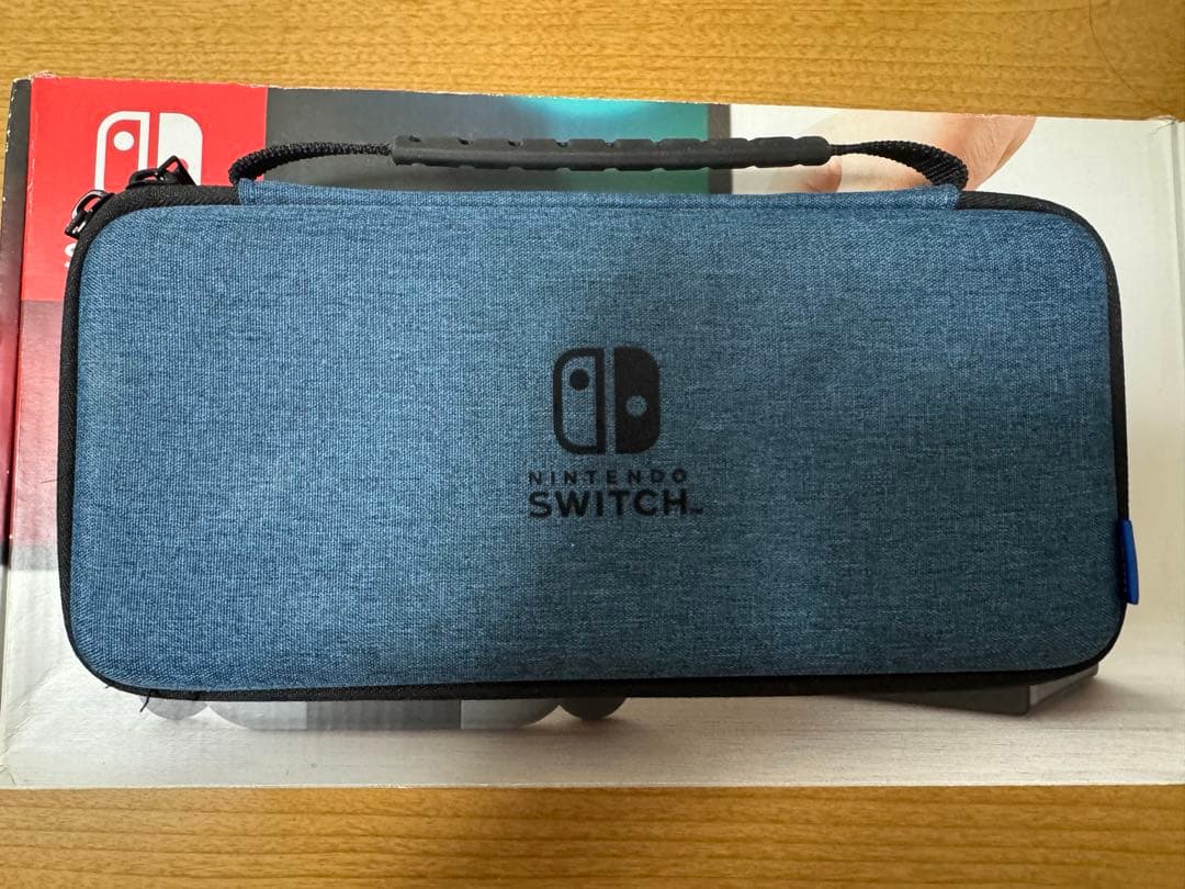 Nintendo Switch 本体、ケース、ホリパット2つ、ジョイコン追加付き