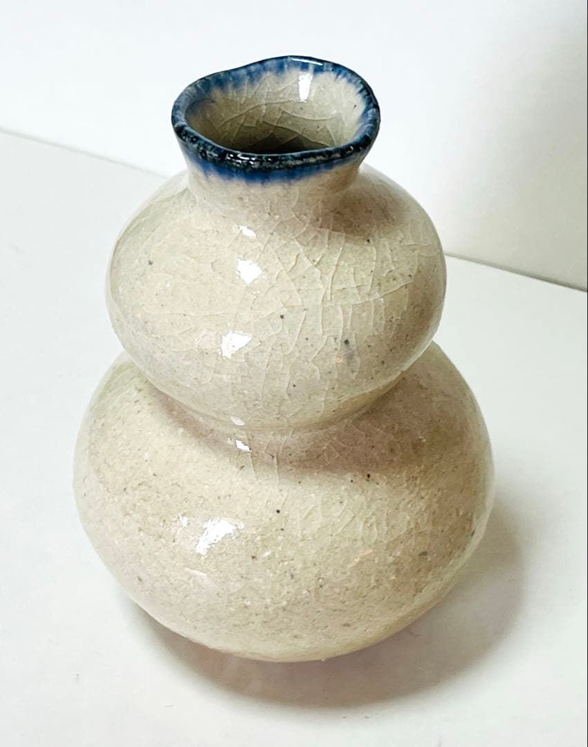 花器　乳白色　青　釉薬