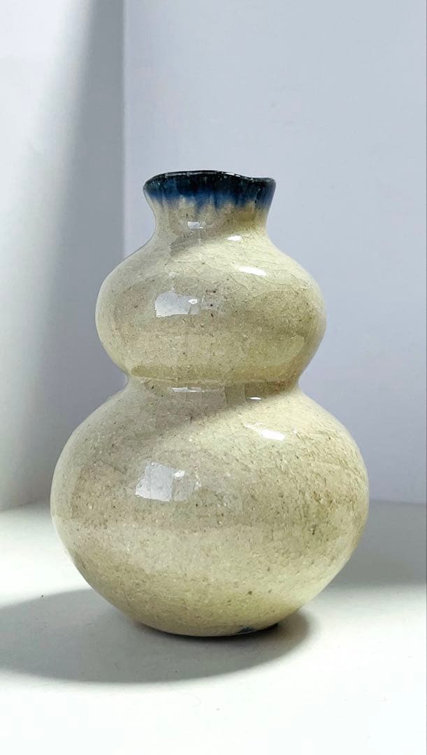 花器　乳白色　青　釉薬
