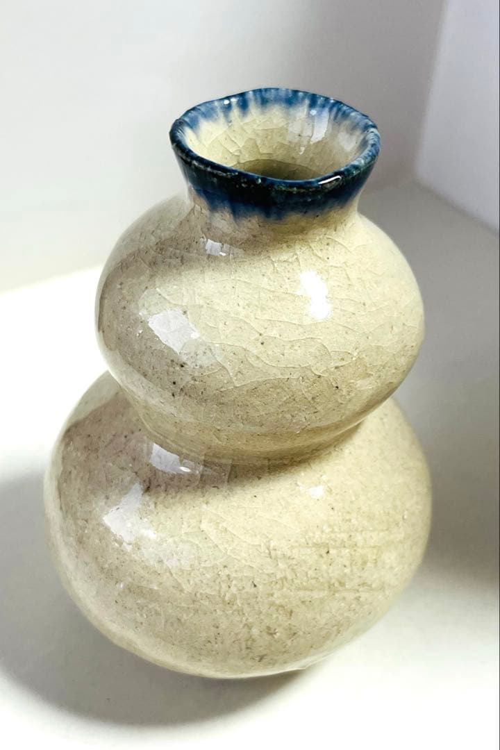 花器　乳白色　青　釉薬