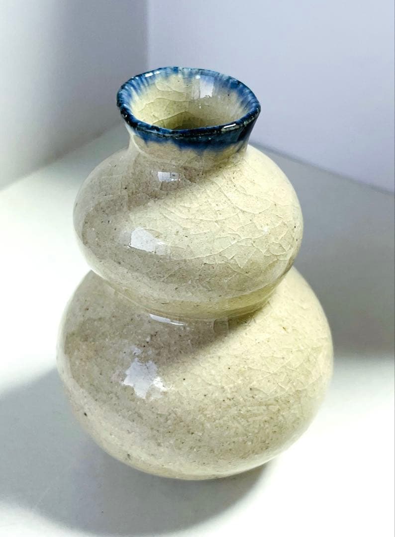 花器　乳白色　青　釉薬