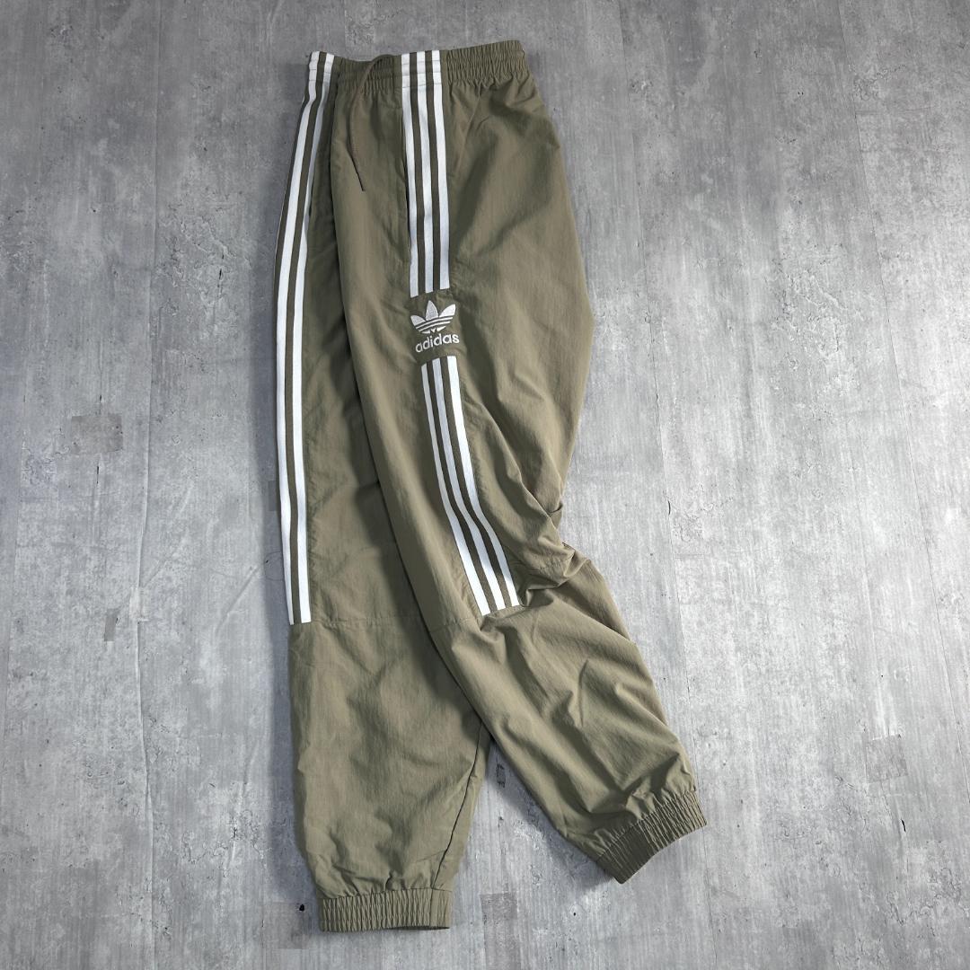 Z269 美品 アディダスオリジナルス トラックパンツ 2XL カーキ ナイロン