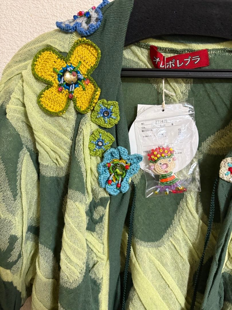 再お値下げ致しました　アルベロベロ花モチーフ半袖カーディガン　ブローチ付き