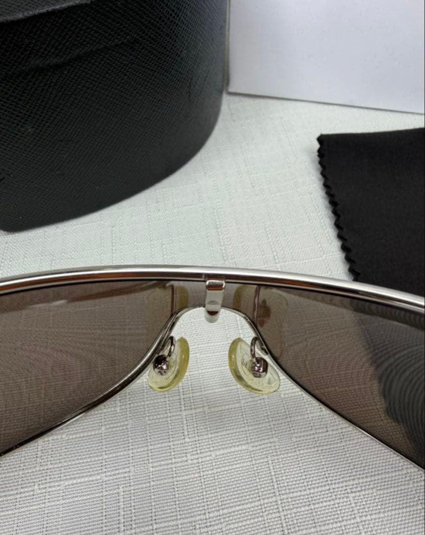 PRADA ブラウンラウンド型サングラス