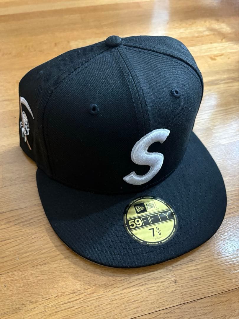 supreme sロゴ　キャップ　ニューエラ