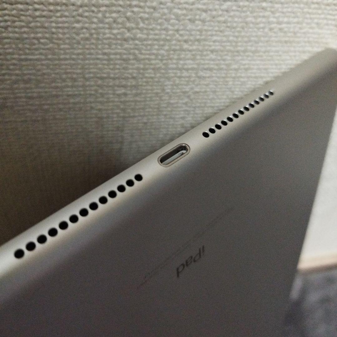 iPad 第5世代 32GB シルバー MP1L2J/A docomo版