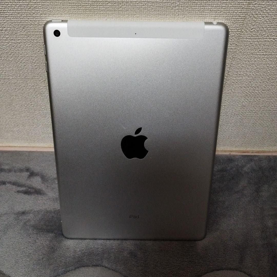 iPad 第5世代 32GB シルバー MP1L2J/A docomo版