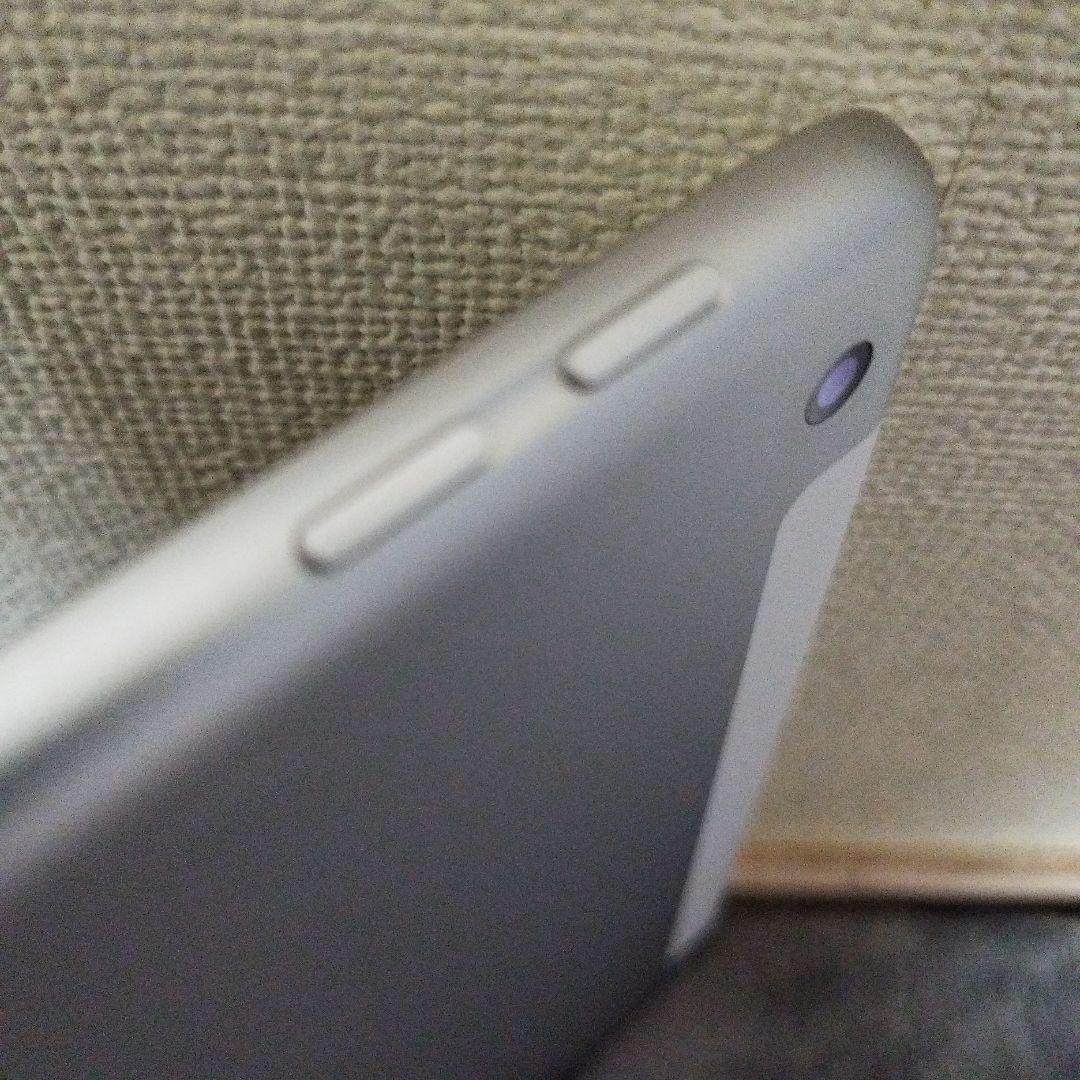 iPad 第5世代 32GB シルバー MP1L2J/A docomo版