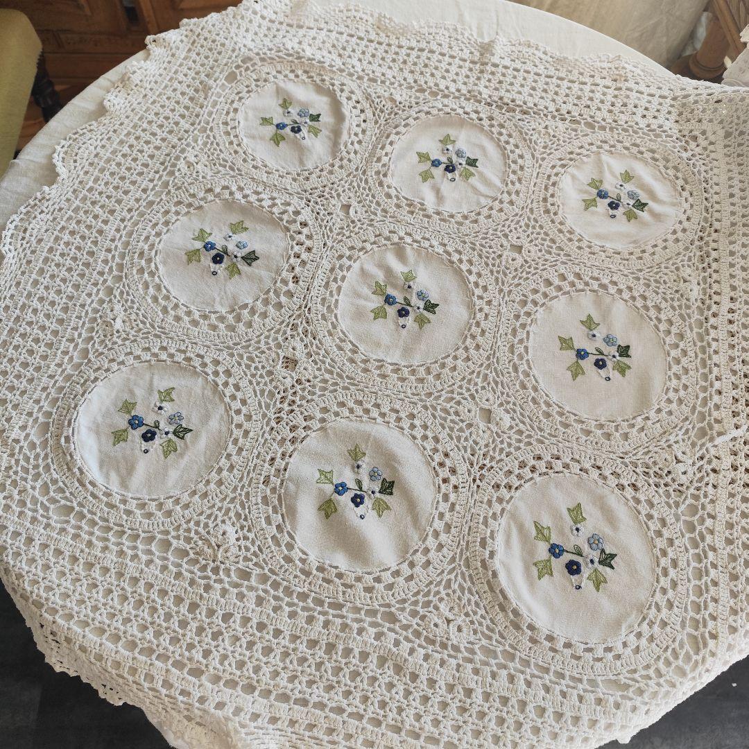 青い小花刺繍入り　円窓モチーフ　手編みレースヴィンテージクロス