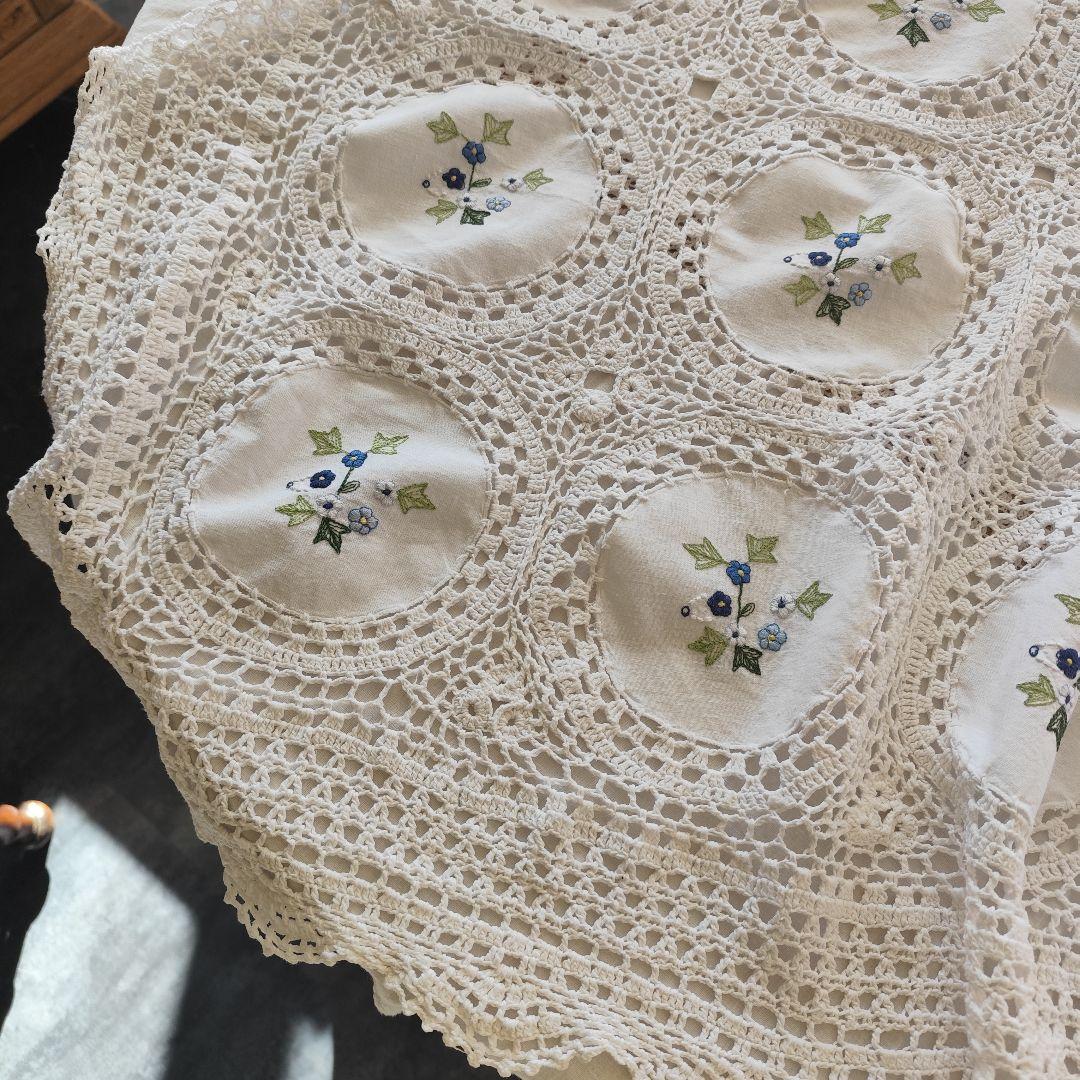 青い小花刺繍入り　円窓モチーフ　手編みレースヴィンテージクロス