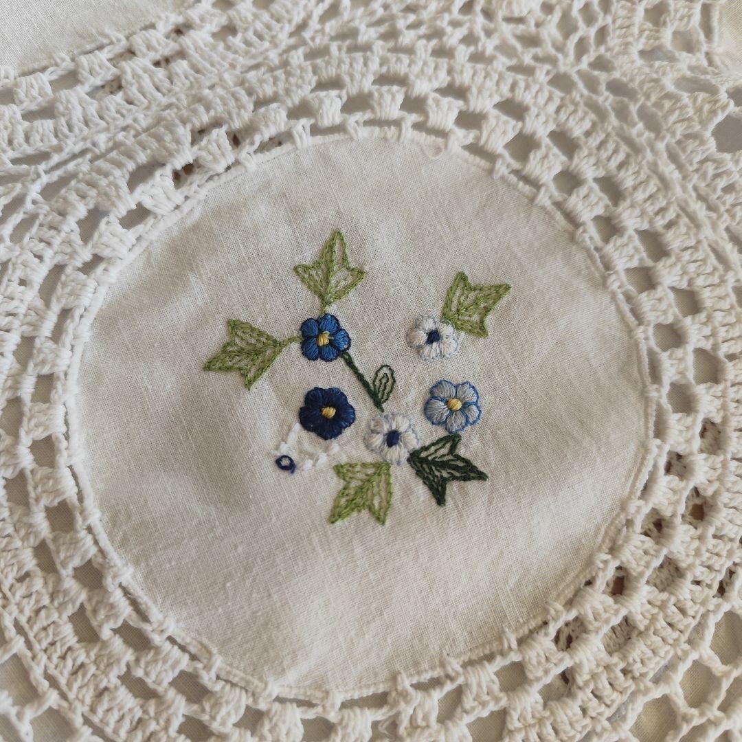 青い小花刺繍入り　円窓モチーフ　手編みレースヴィンテージクロス