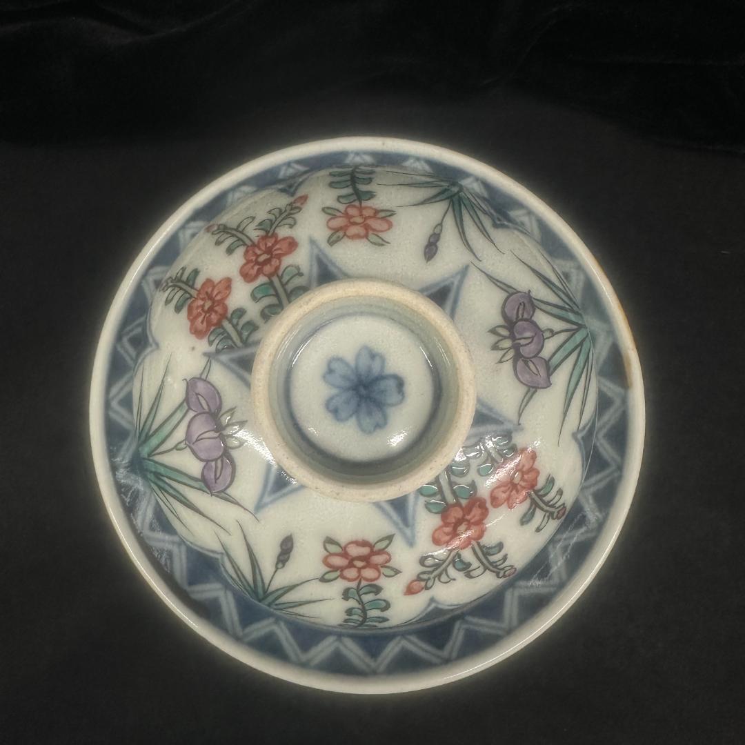 有田焼　六代走波 染錦 菖蒲草花文 蓋付碗