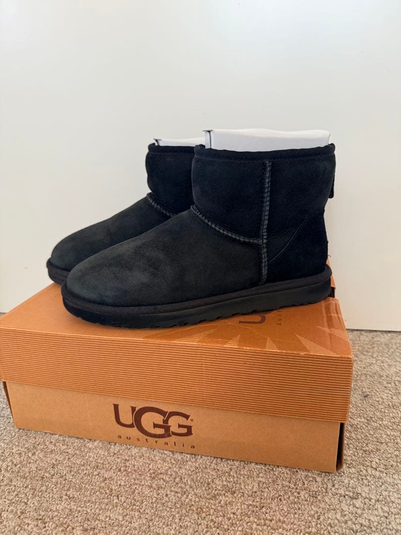 美品UGG クラシックミニ　ブラック　ムートンブーツ 7/24cm