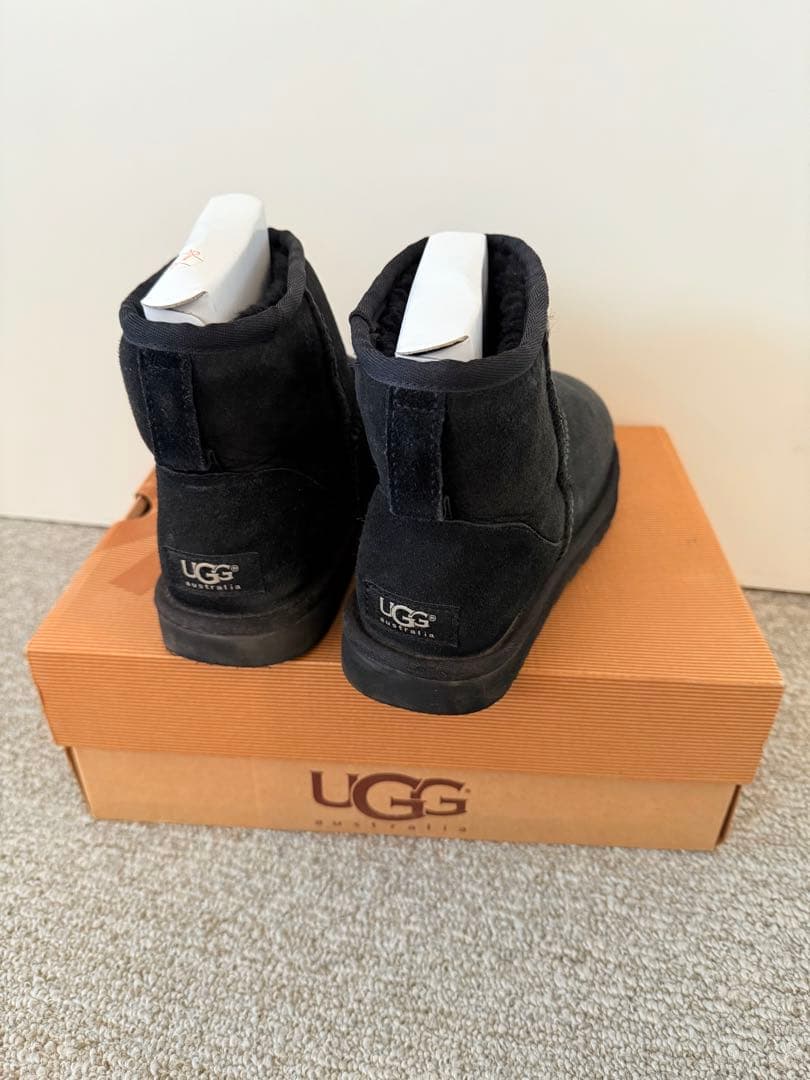 美品UGG クラシックミニ　ブラック　ムートンブーツ 7/24cm