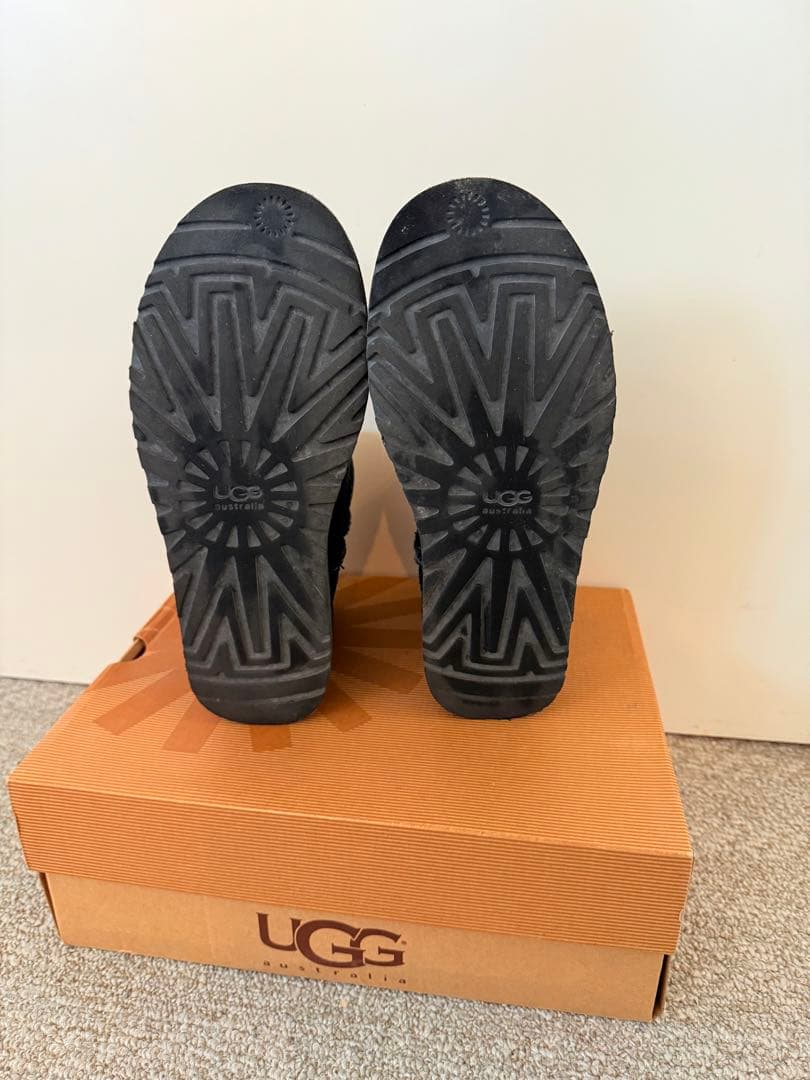 美品UGG クラシックミニ　ブラック　ムートンブーツ 7/24cm