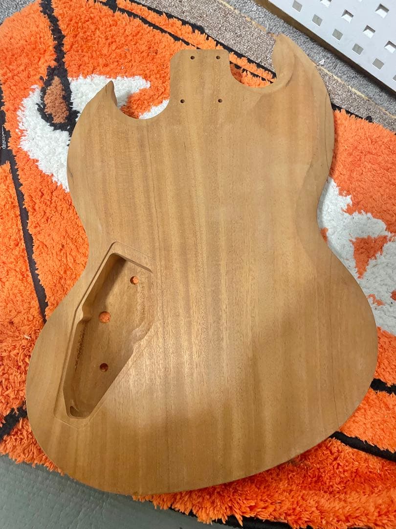 某メーカーギターボディ7弦