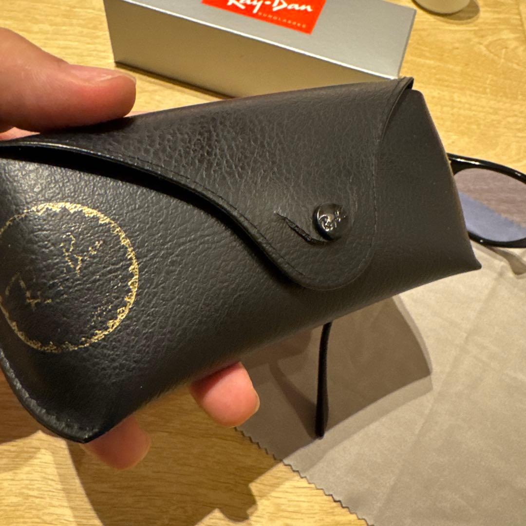 Ray-Ban ブラックサングラスイタリア製 RB4259