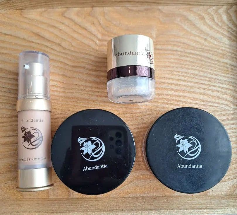 Abundantia リキッドファンデーション & パウダー　　まとめ売り