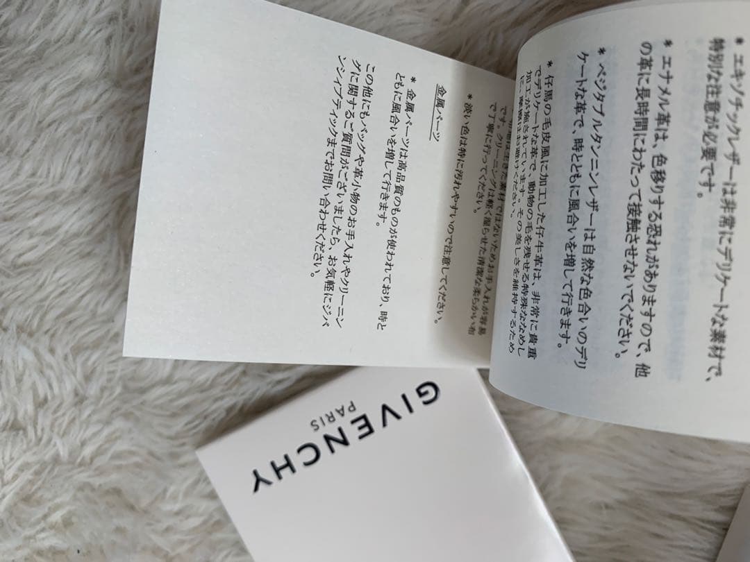 GIVENCHY ジバンシィ　二つ折り財布　黒白モノトーン　雷サンダー　ロゴ