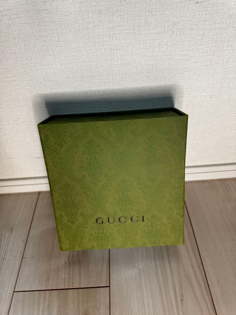 GUCCI BALENCIAGAロゴストール
